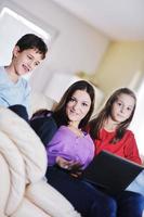 familia joven feliz divertirse en casa foto