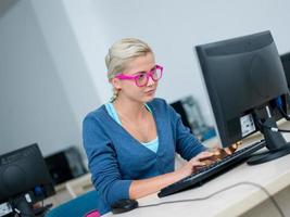 mujer estudiante en el aula de laboratorio de computación foto