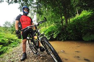 paseo en bicicleta mojado foto