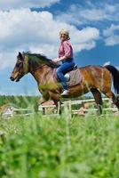 mujer feliz a caballo foto