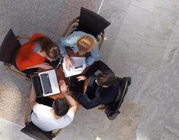 grupo de estudiantes trabajando juntos en un proyecto escolar foto