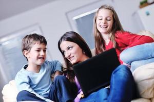 familia joven feliz divertirse en casa foto