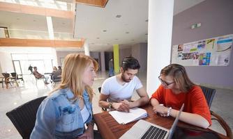 grupo de estudiantes trabajando juntos en un proyecto escolar foto