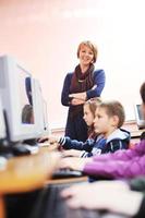 educación de ti con niños en la escuela foto