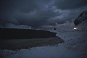 costa noruega en invierno con nieve mal tiempo nublado foto