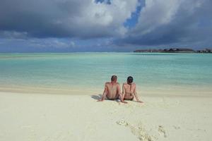 feliz pareja joven divertirse en verano foto