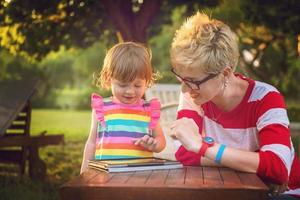 mamá y su pequeña hija usando una tableta foto