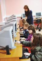 educación de ti con niños en la escuela foto