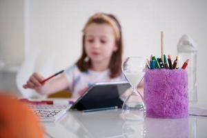 madre e hija jugando juntas dibujando obras de arte creativas foto