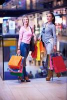 niñas felices en el centro comercial foto