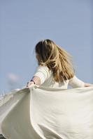 feliz joven mujer embarazada al aire libre foto