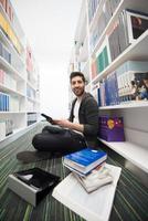 estudio de los estudiantes en la biblioteca de la escuela foto