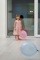 linda niña jugando con globos foto