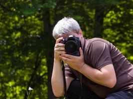 fotógrafo masculino fotografiando la naturaleza foto