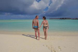 feliz pareja joven divertirse en verano foto