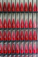 botellas de jugo rojo en un restaurante moderno foto