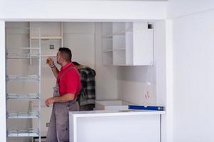 trabajadores instalando una nueva cocina foto