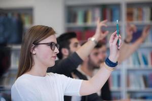 grupo de estudiantes levantan la mano foto