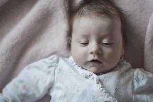 pequeño bebé recién nacido feliz sonriendo foto