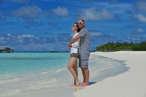 feliz pareja joven divertirse en verano foto