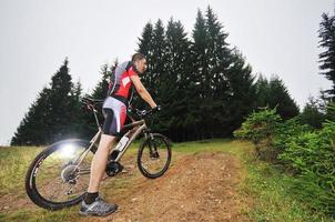 paseo en bicicleta de montaña al aire libre foto