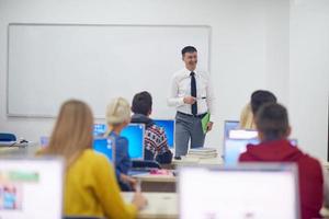 estudiantes con profesor en aula de laboratorio de computación foto