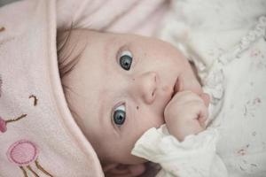 pequeño bebé recién nacido feliz sonriendo foto