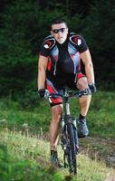 montar bicicleta hombre al aire libre foto