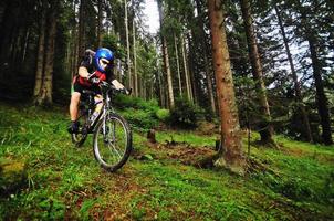 montar bicicleta hombre al aire libre foto