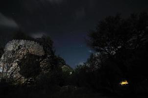 casa de campo de madera en la noche foto