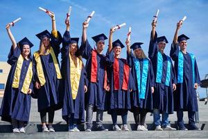 grupo de jóvenes estudiantes graduados foto