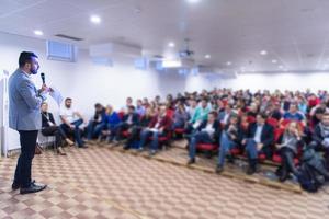 empresario dando presentaciones en la sala de conferencias foto