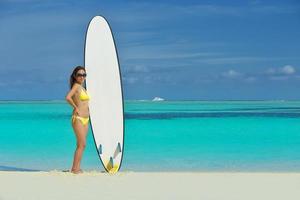 hermosa mujer relajarse en la playa tropical foto