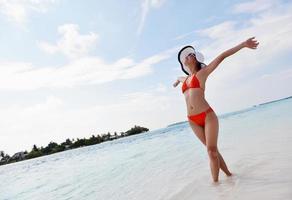 hermosa gril en la playa diviértete foto