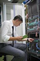 ingeniero de redes que trabaja en la sala de servidores foto