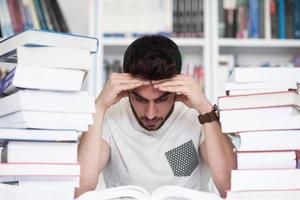 estudio de los estudiantes en la biblioteca de la escuela foto