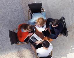 grupo de estudiantes trabajando juntos en un proyecto escolar foto