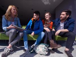 grupo de estudiantes trabajando juntos en un proyecto escolar foto