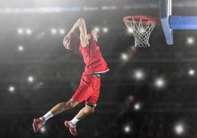 jugador de baloncesto en acción foto