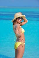 hermosa mujer relajarse en la playa tropical foto