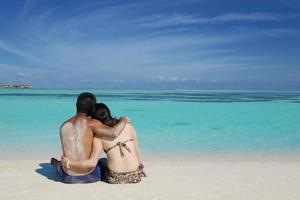 pareja asiática disfrutando del verano en la playa foto