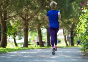 joven corredora entrenando para maratón foto