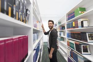 estudio de los estudiantes en la biblioteca de la escuela foto