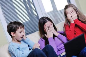 familia joven feliz divertirse en casa foto