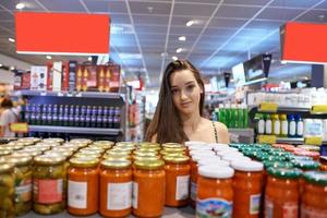 mujer joven de compras foto