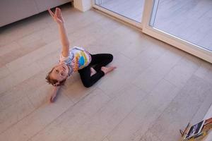 clase de ballet de educación en línea para niñas en casa foto