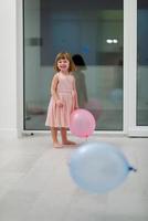 linda niña jugando con globos foto