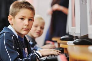 educación de ti con niños en la escuela foto