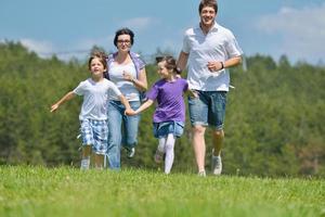 familia joven feliz divertirse al aire libre foto