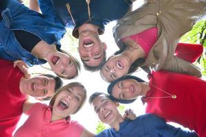 jóvenes amigos que se quedan juntos al aire libre en el parque foto